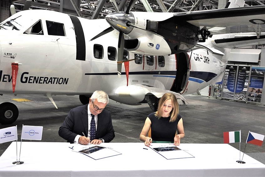 Pierfederico Scarpa (Vice President Strategy, Marketing and Sales of Avio Aero), and Alena Medova (Chairman of the Board at Aircraft Industries), sign the contract between Avio Aero and Aircraft Industries.