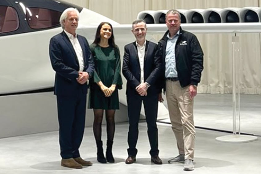 Lilium CEO Klaus Röwe and team signing for a delivery 14 of Lilium jets.